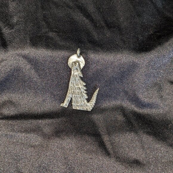 Pewter Coyote Wolf Howling at the Moon Profile Pendant - Picture 4 of 4